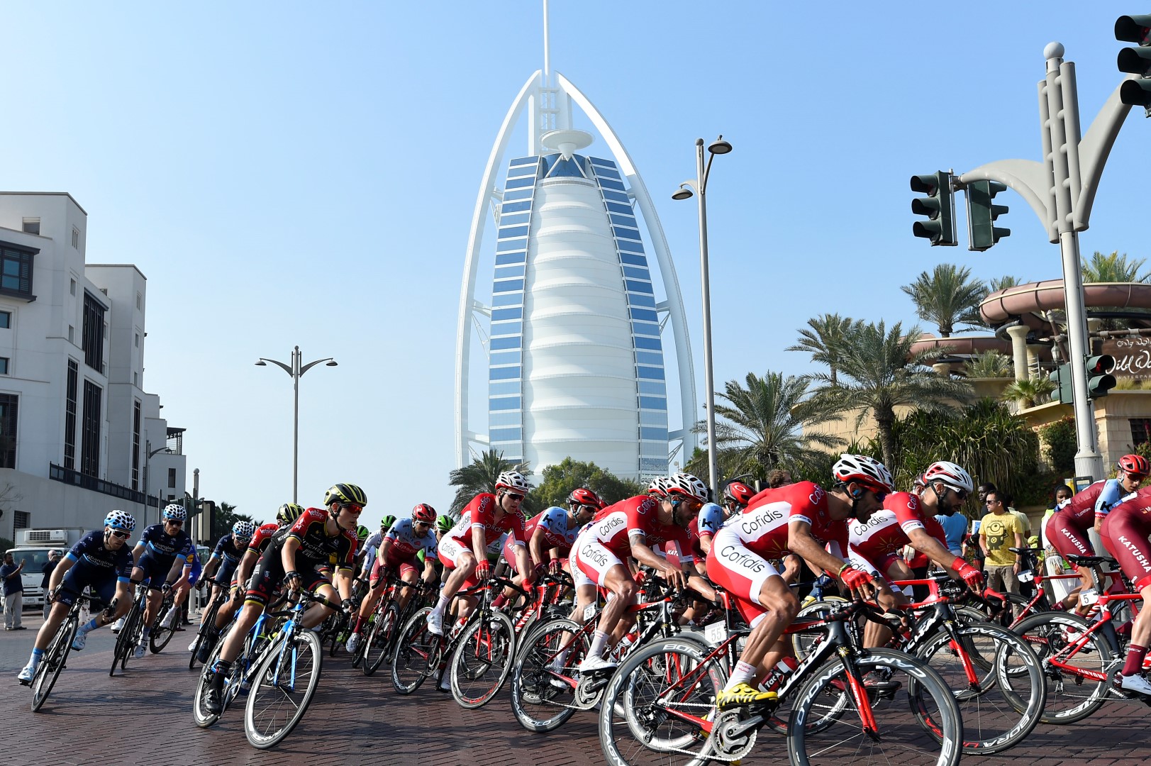 وكالة أنباء الإمارات - "طواف الإمارات" يمر بأشهر المعالم السياحية في مرحلة دبي لمسافة 165 كلم - اخبار الامارات ENN