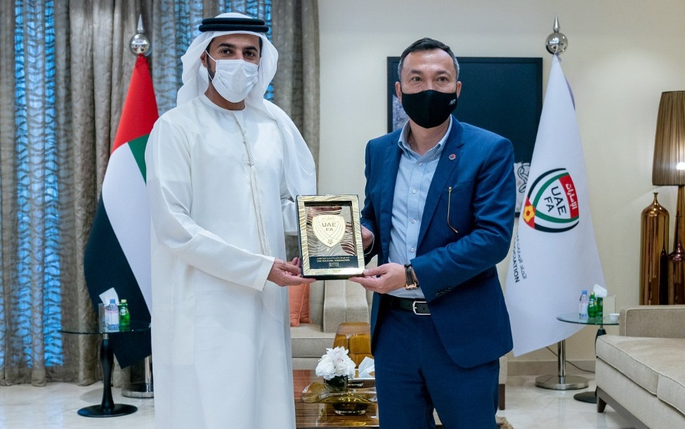 وكالة أنباء الإمارات - راشد بن حميد النعيمي يبحث سبل التعاون مع الاتحاد الفيتنامي لكرة القدم - اخبار الامارات ENN