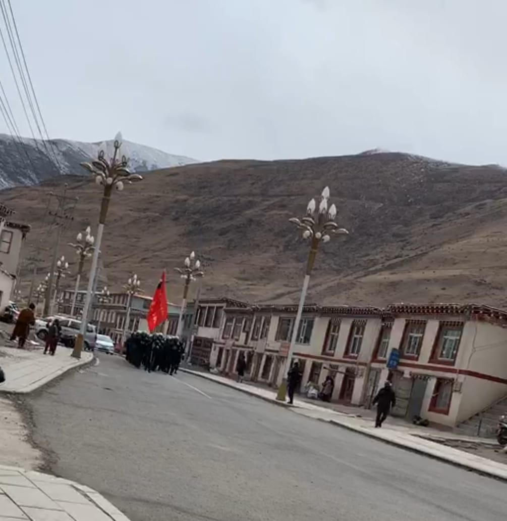 反恐警察對西藏僧侶亡故地點「清鄉」