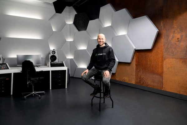 CEO Roman在莱维特奥地利总部录音棚