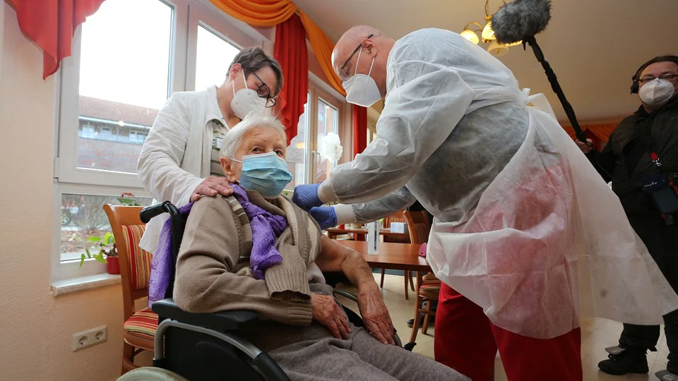 Deutschlandweit erste Corona-Impfung in Seniorenheim in Halberstadt | MDR.DE