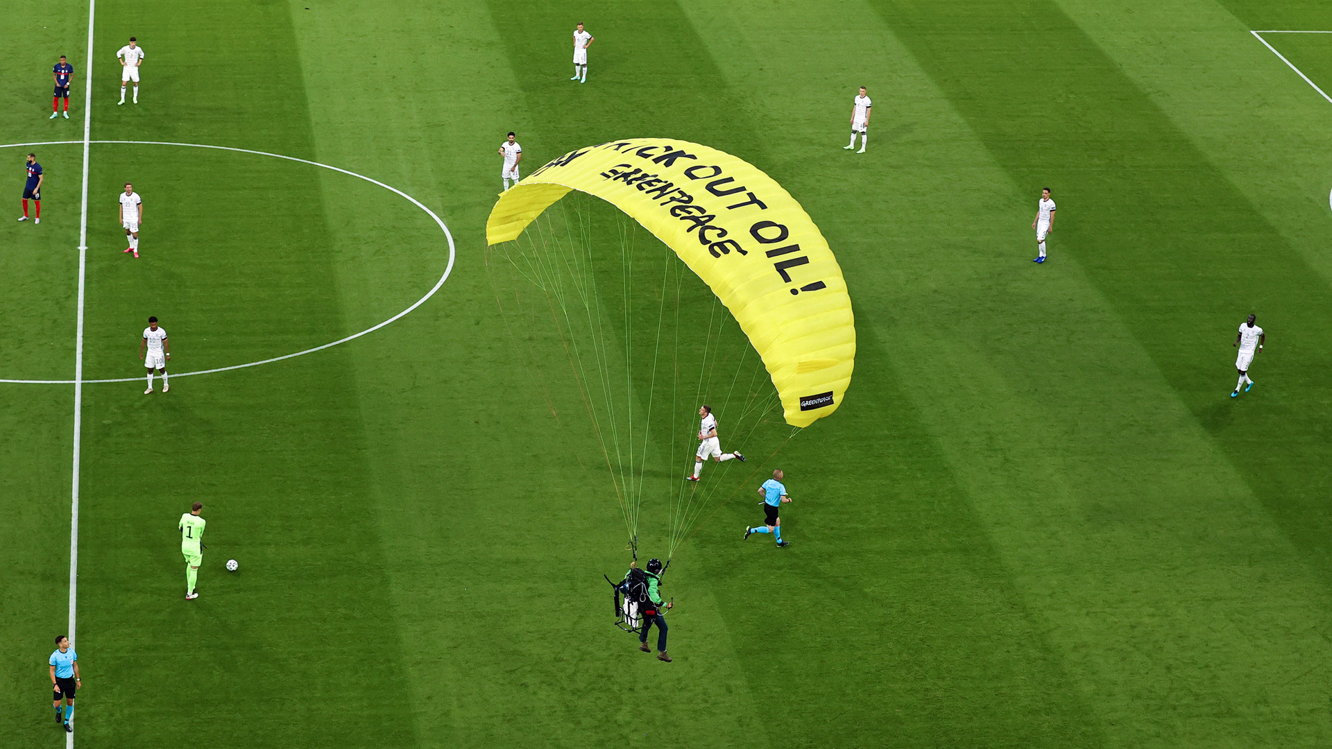 Greenpeace-Gleitschirmflieger verletzt zwei Menschen im Stadion
