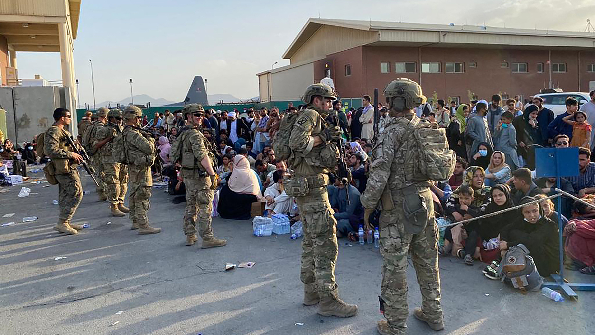 Warten am Flughafen Kabul: "Hier gibt es einfach nichts"