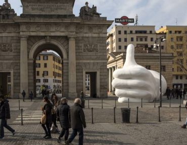 Escultura con un símbolo de