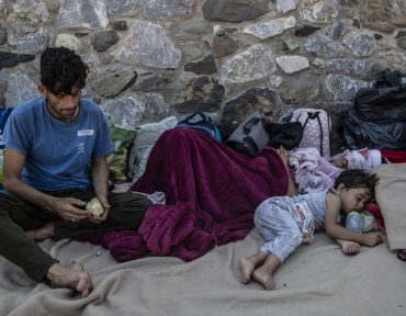 Cae la noche en Moria: dormir entre escombros y a ras del suelo | Internacional