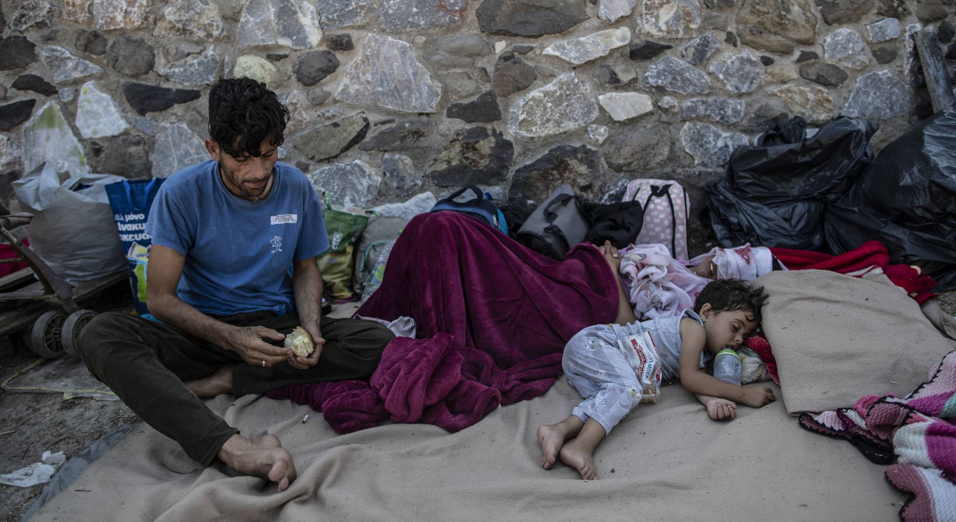 Cae la noche en Moria: dormir entre escombros y a ras del suelo | Internacional