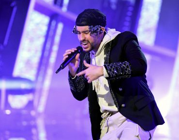 Bad Bunny triunfa en unos American Music Awards rendidos a lo latino