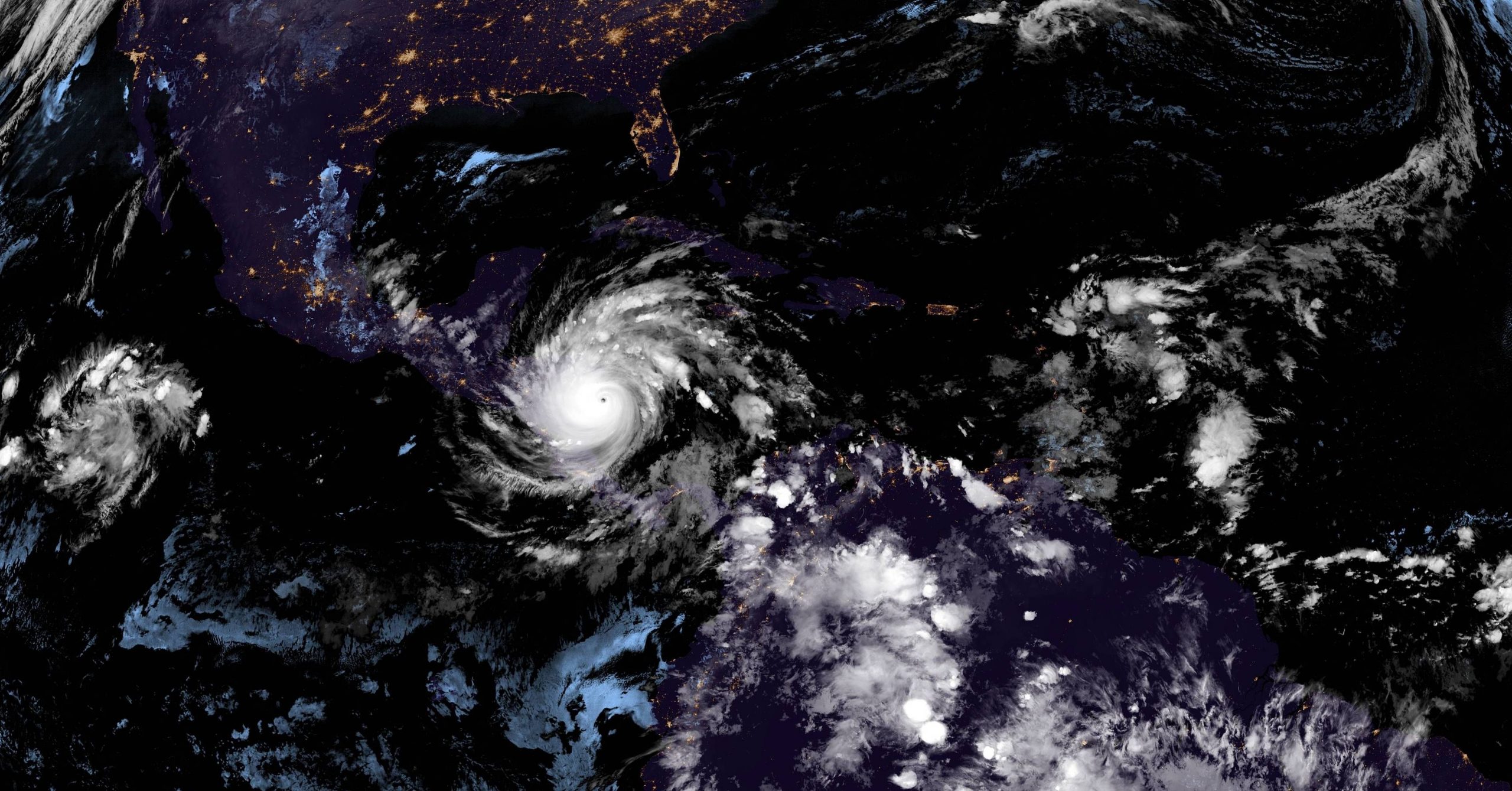 Centroamérica espera bajo el agua la llegada de una nueva tormenta tropical