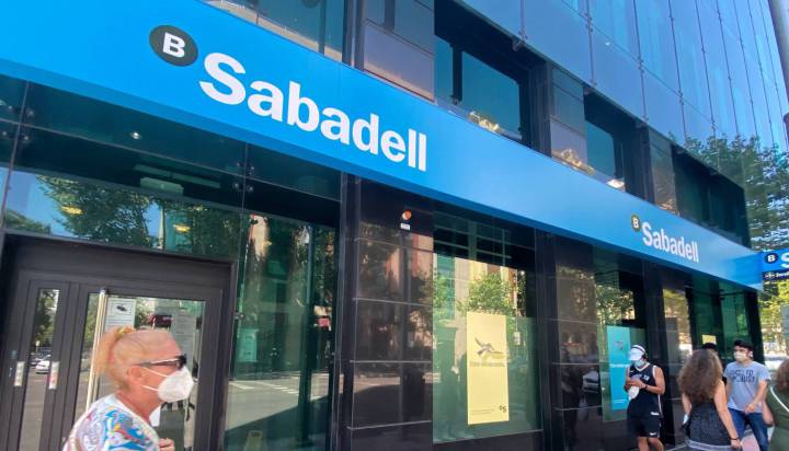 El Ibex sube con fuerza al calor de la vacuna de Moderna y la venta del BBVA de su negocio en EE UU