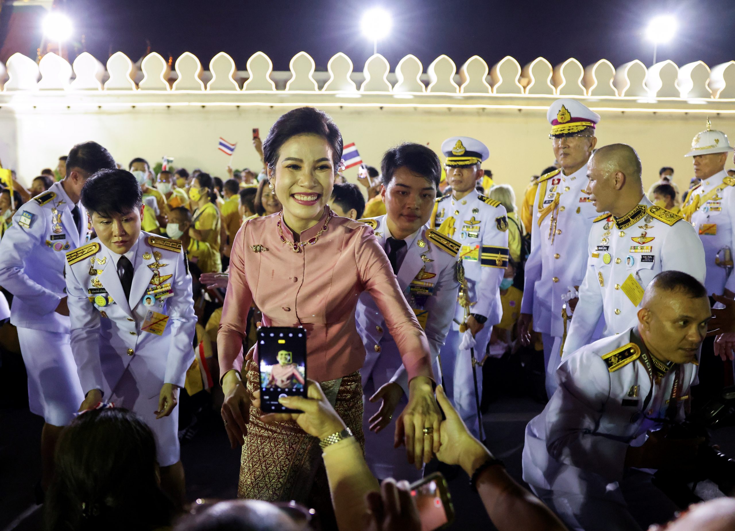 Último escándalo en la corte de Tailandia: difunden fotos íntimas de la consorte real