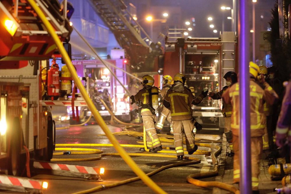 Al menos un muerto en un incendio en una nave industrial okupada en Badalona