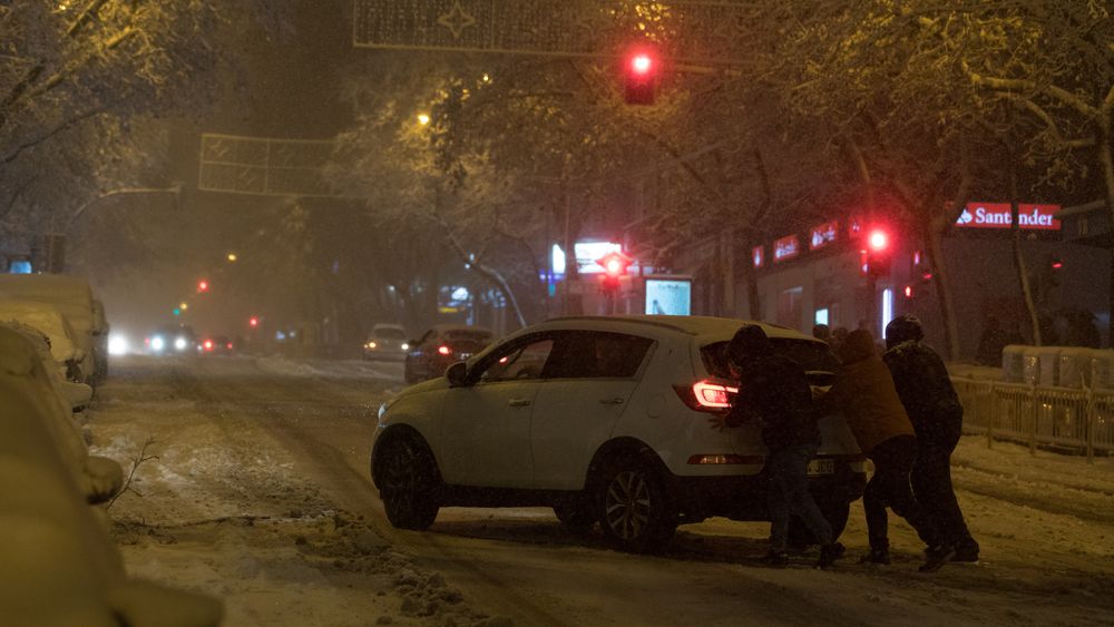 Filomena en Madrid: coches atrapados en la M-30, cortes en la M-40 y suspendido el servicio de autobús y cercanías
