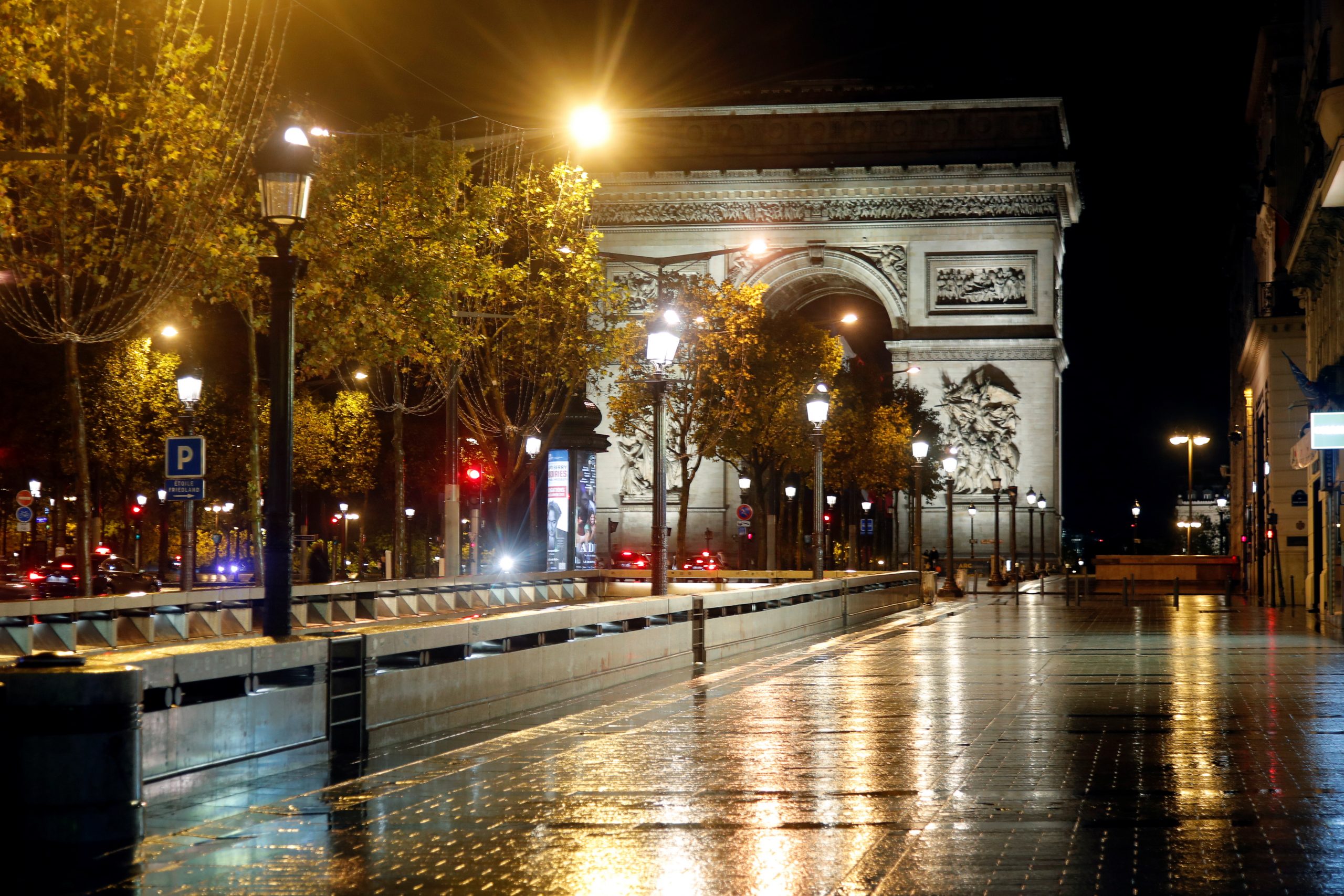 Francia adelanta el toque de queda a las 18.00 en todo el país