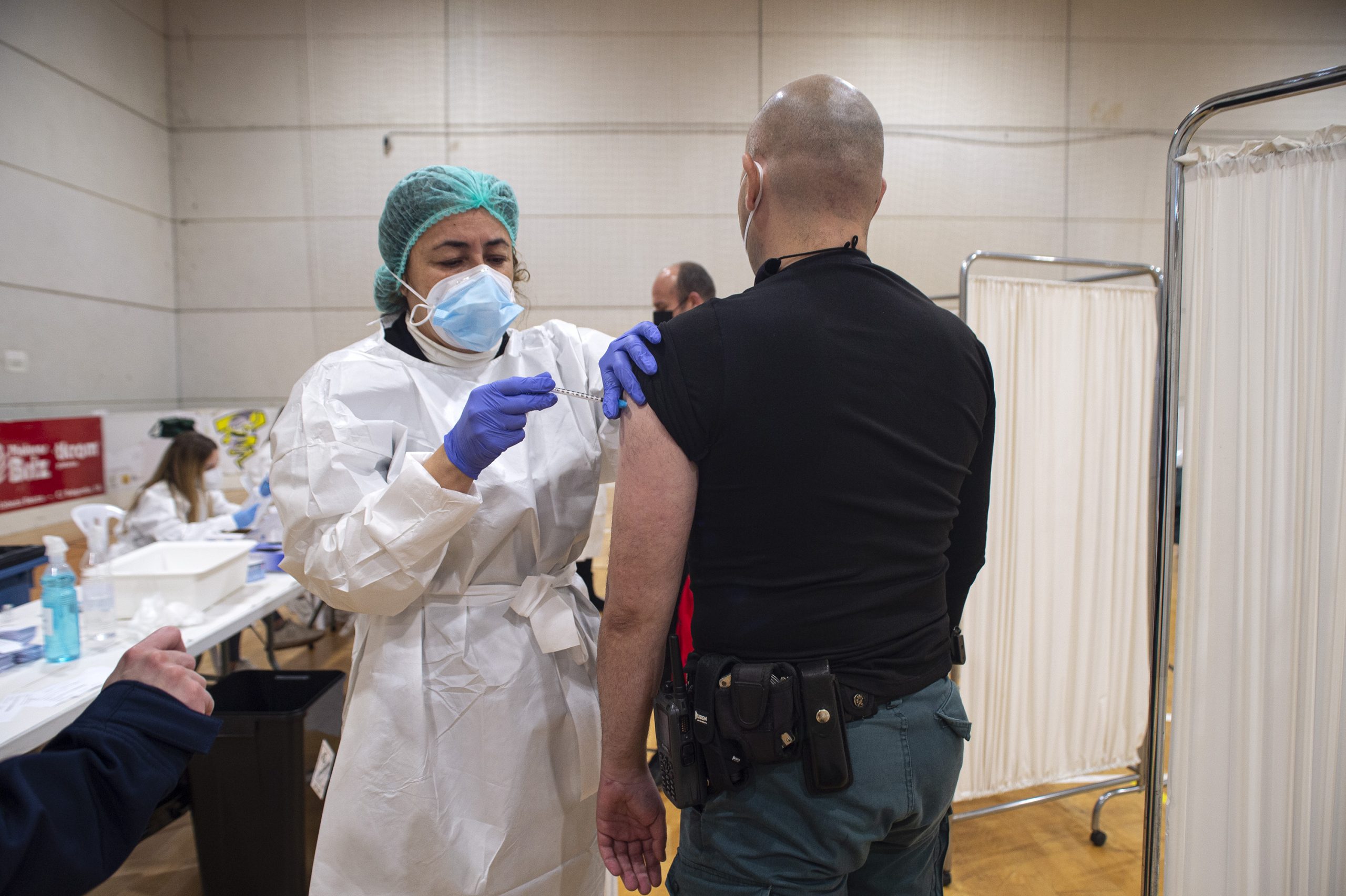 España suspende temporalmente la vacunación con AstraZeneca tras varios casos de trombos en la UE