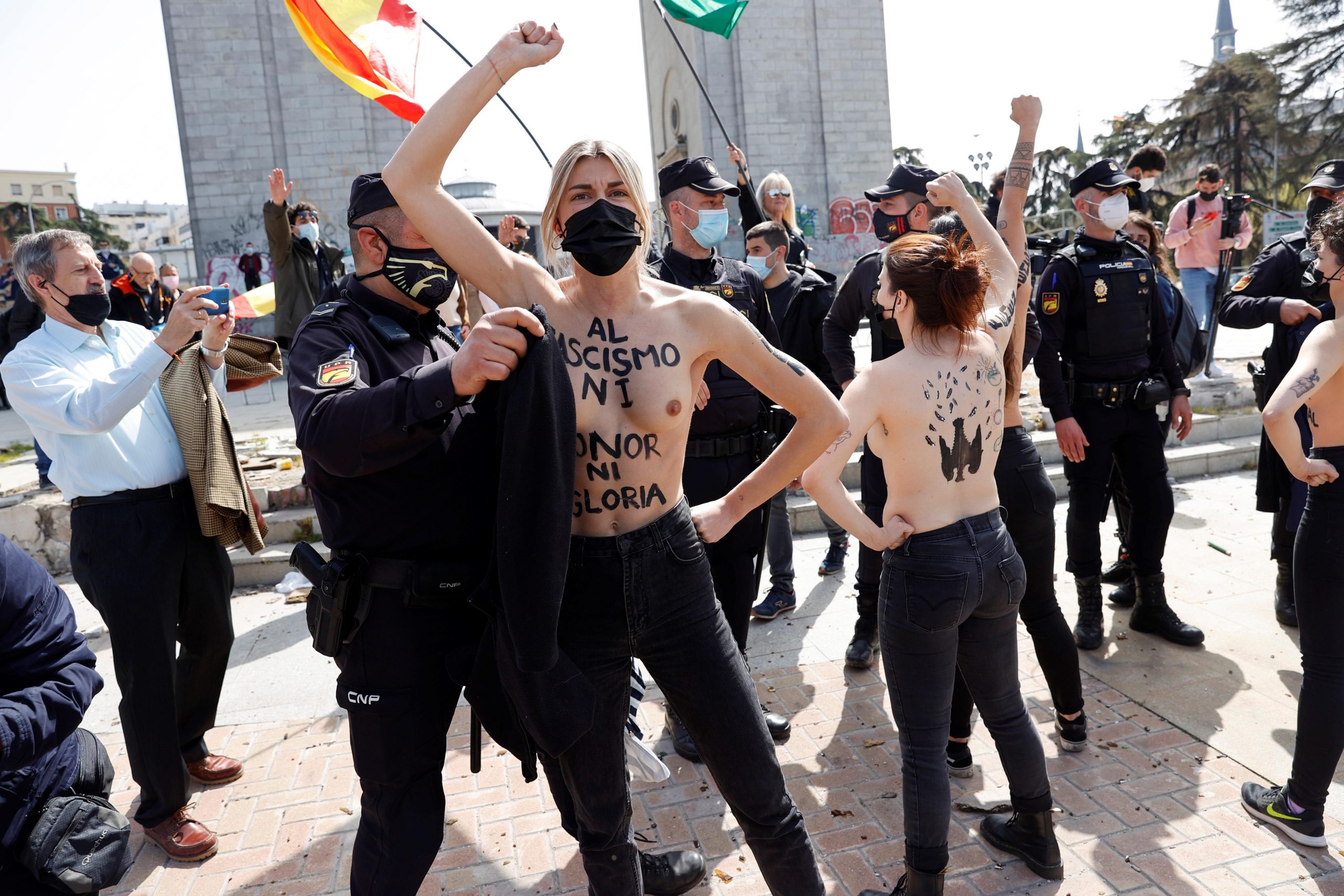 La Policía impide a unas activistas de Femen boicotear un acto franquista en el Arco de la Victoria