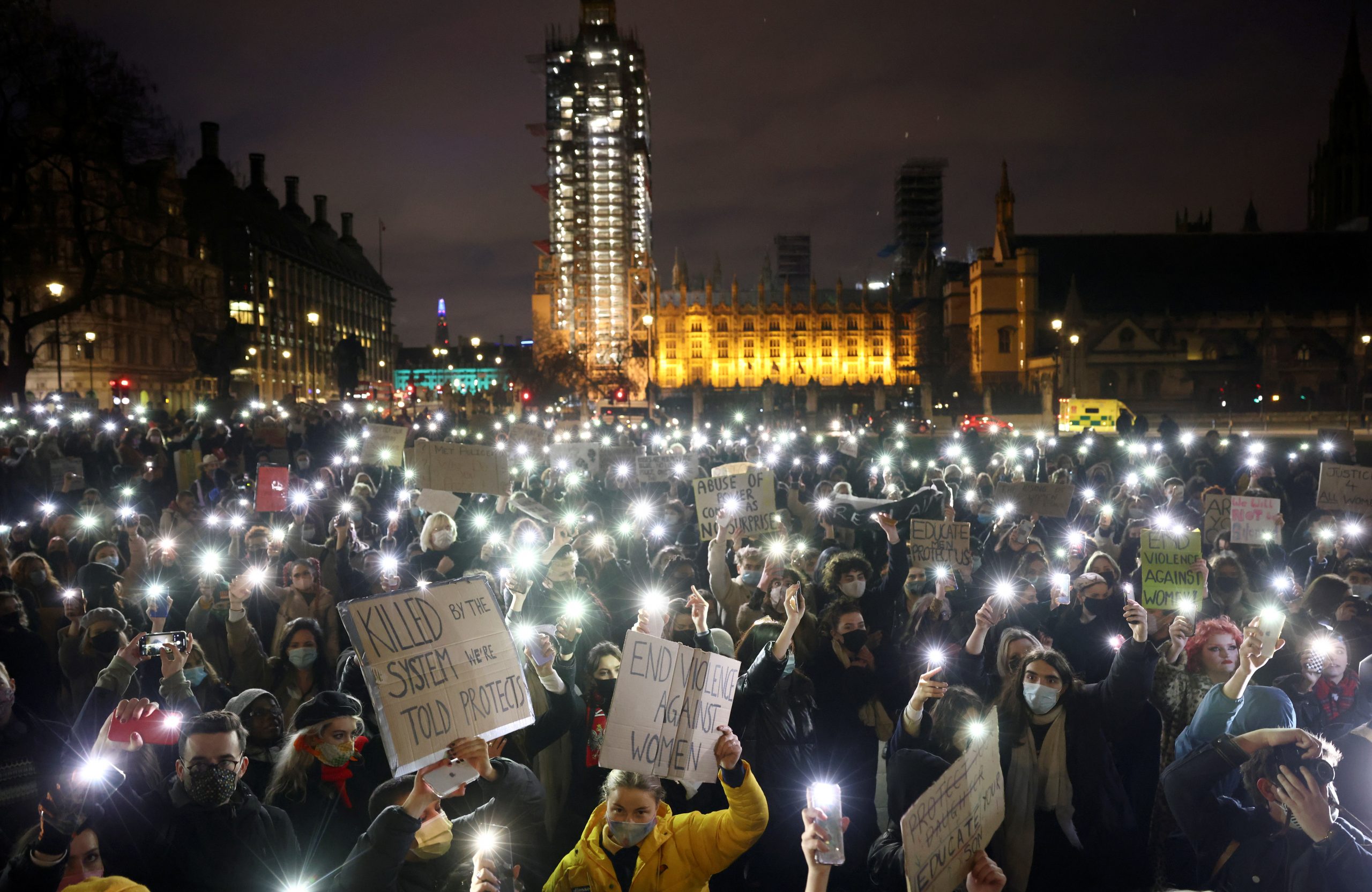 La carga policial durante la vigilia por Sarah Everard en Londres desata una ola de indignación