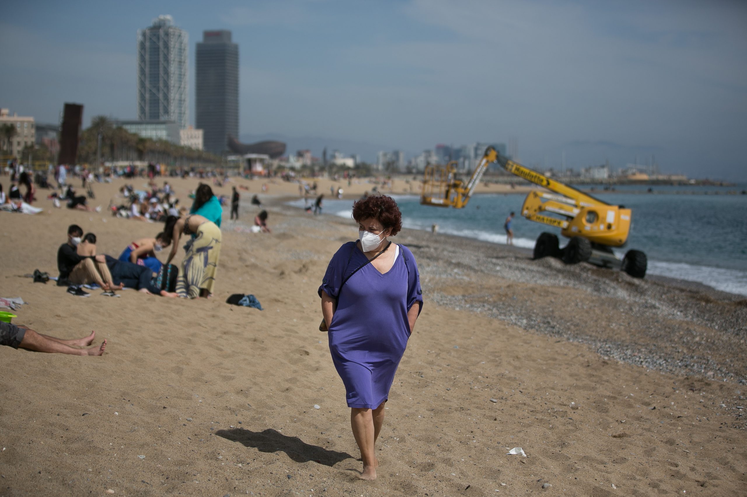 Cataluña asegura que no hay que llevar mascarilla en la playa cuando se está en el agua o tomando el sol