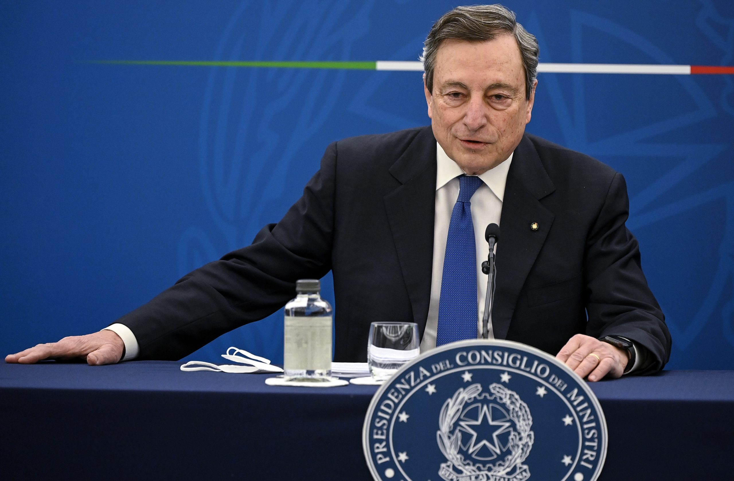 Draghi baja al fango de la política