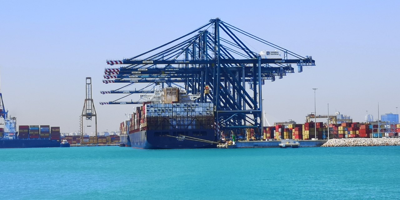 El Puerto de Valencia recibe el primer barco procedente del canal de Suez