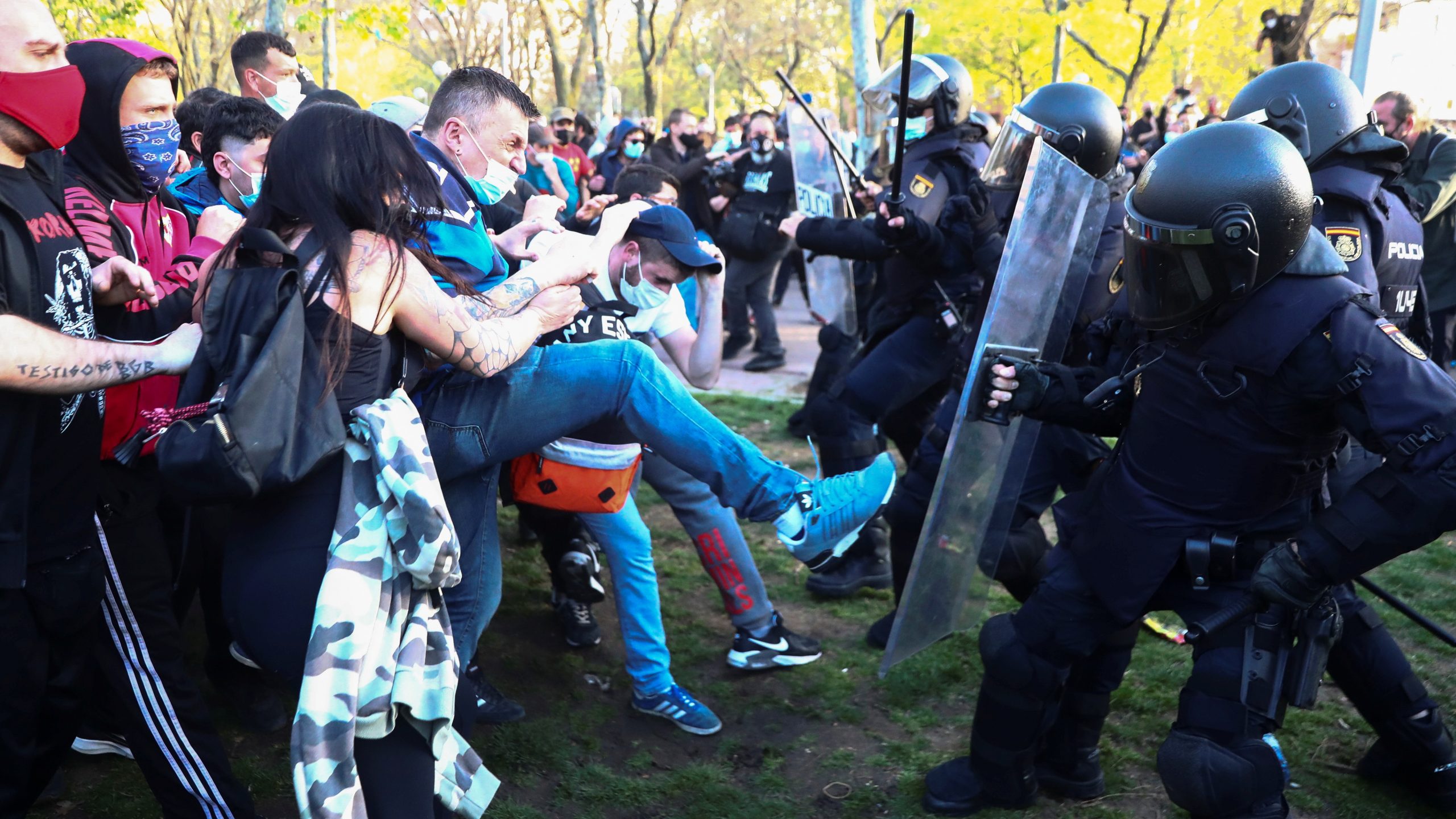 Elecciones en Madrid, en directo | Cargas policiales en las protestas contra la presentación de la lista de Vox en Vallecas