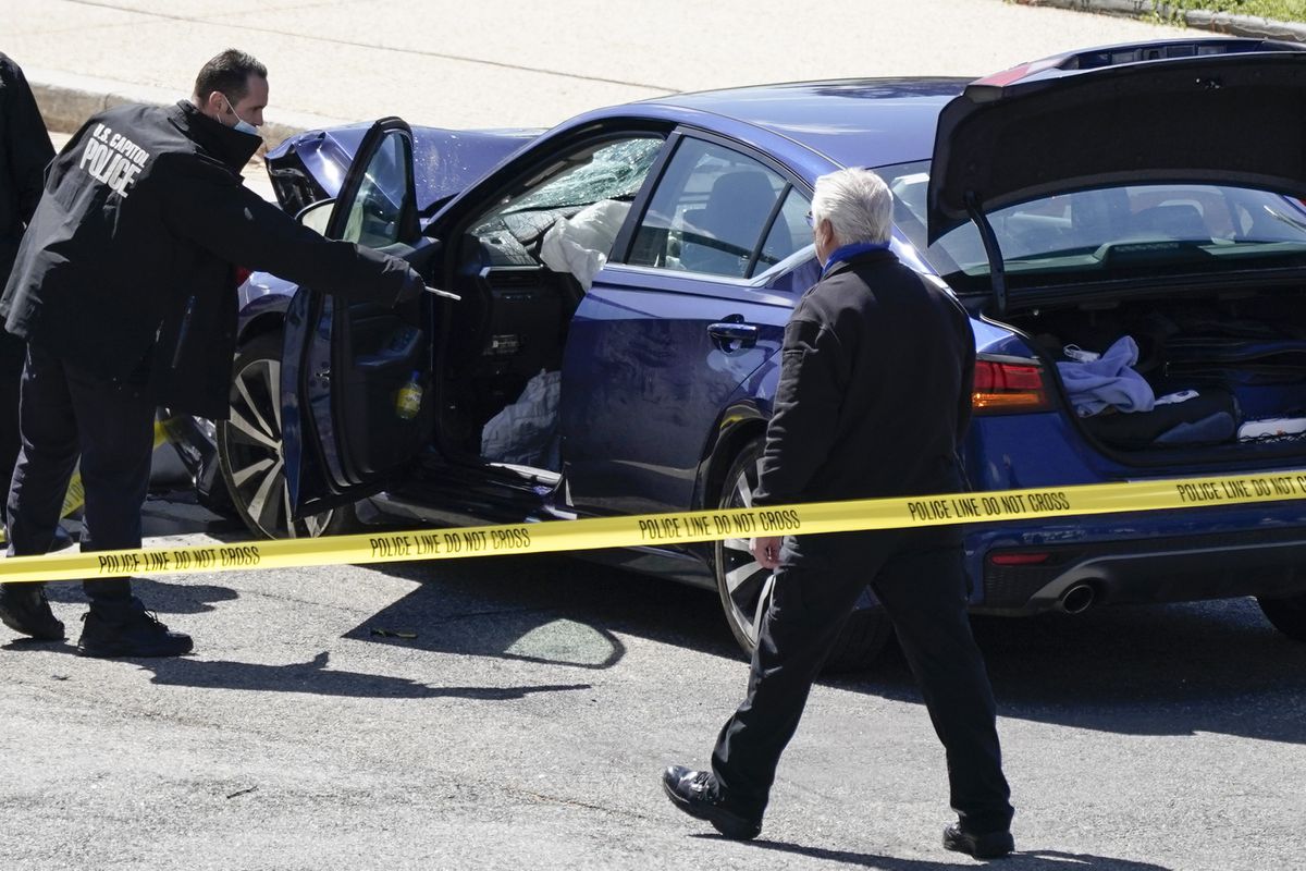 Un hombre mata a un policía y hiere de gravedad a otro al embestir en coche el acceso al Capitolio