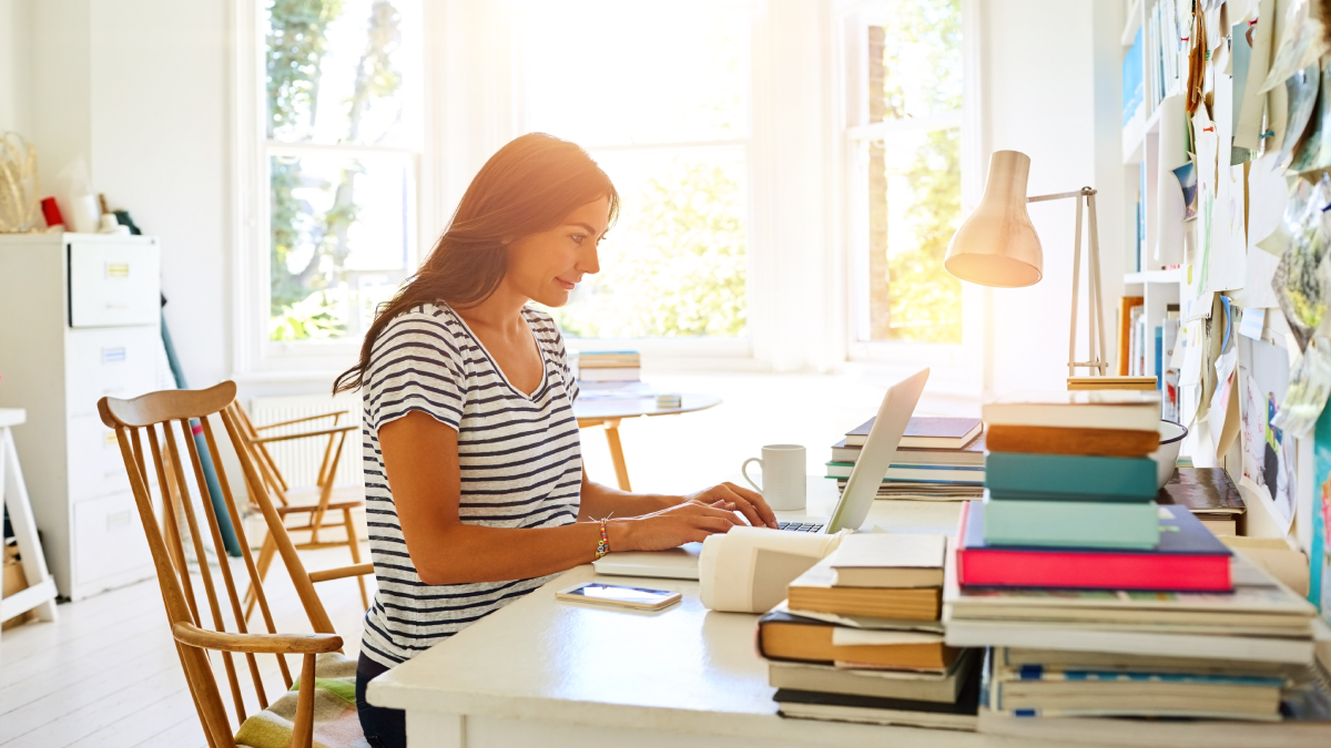 Cómo ahorrar energía teletrabajando en casa con calor (y diez productos para conseguirlo)