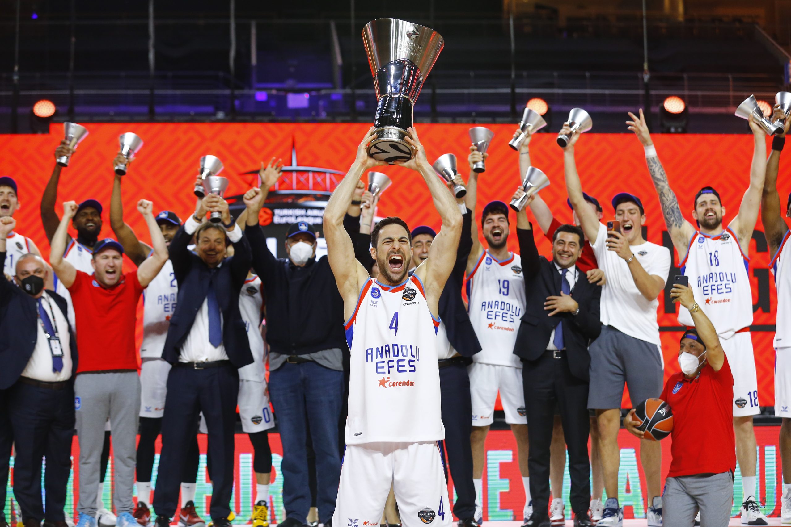 El Efes deslumbra al Barça
