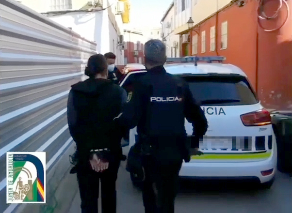 Un niño de nueve años se escapa de casa en Málaga para denunciar los abusos de su padre a su hermana de 15