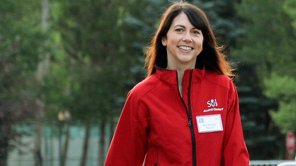 2.700 millones de dólares: la lotería filantrópica de MacKenzie Scott, la exesposa de Jeff Bezos