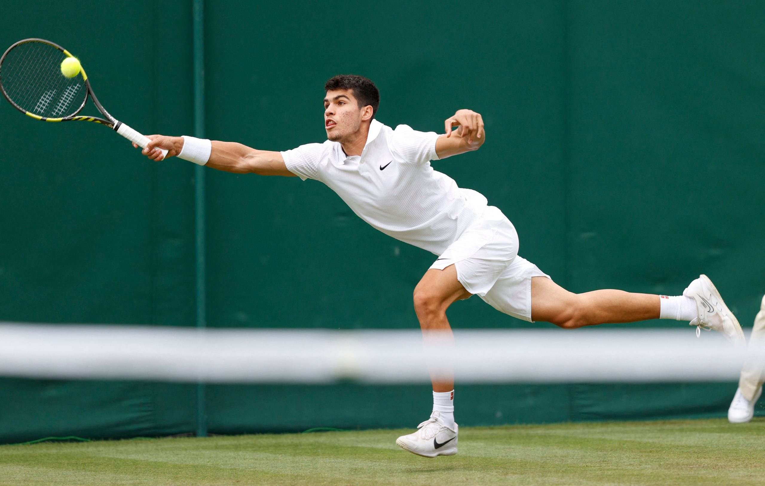 Alcaraz supera el bautismo de los cinco sets