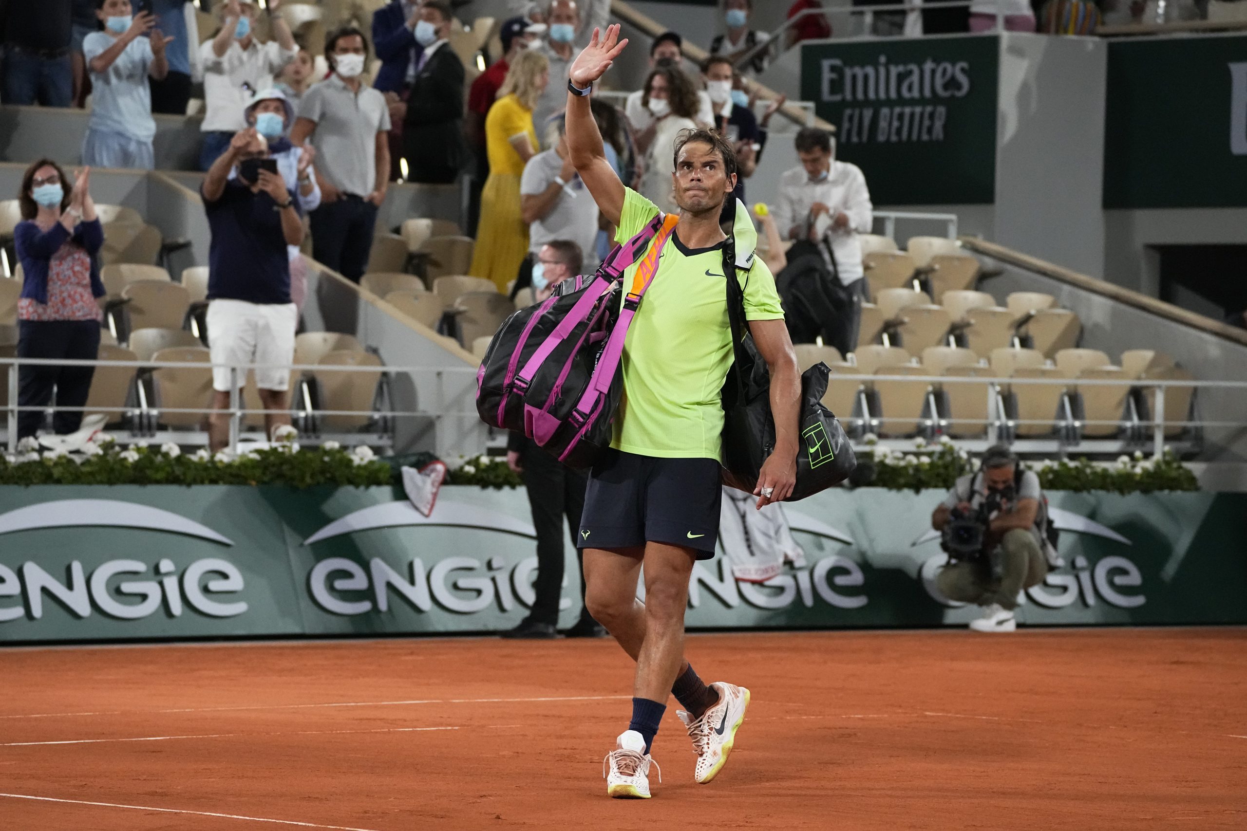 Djokovic rinde a Nadal y reescribe la historia
