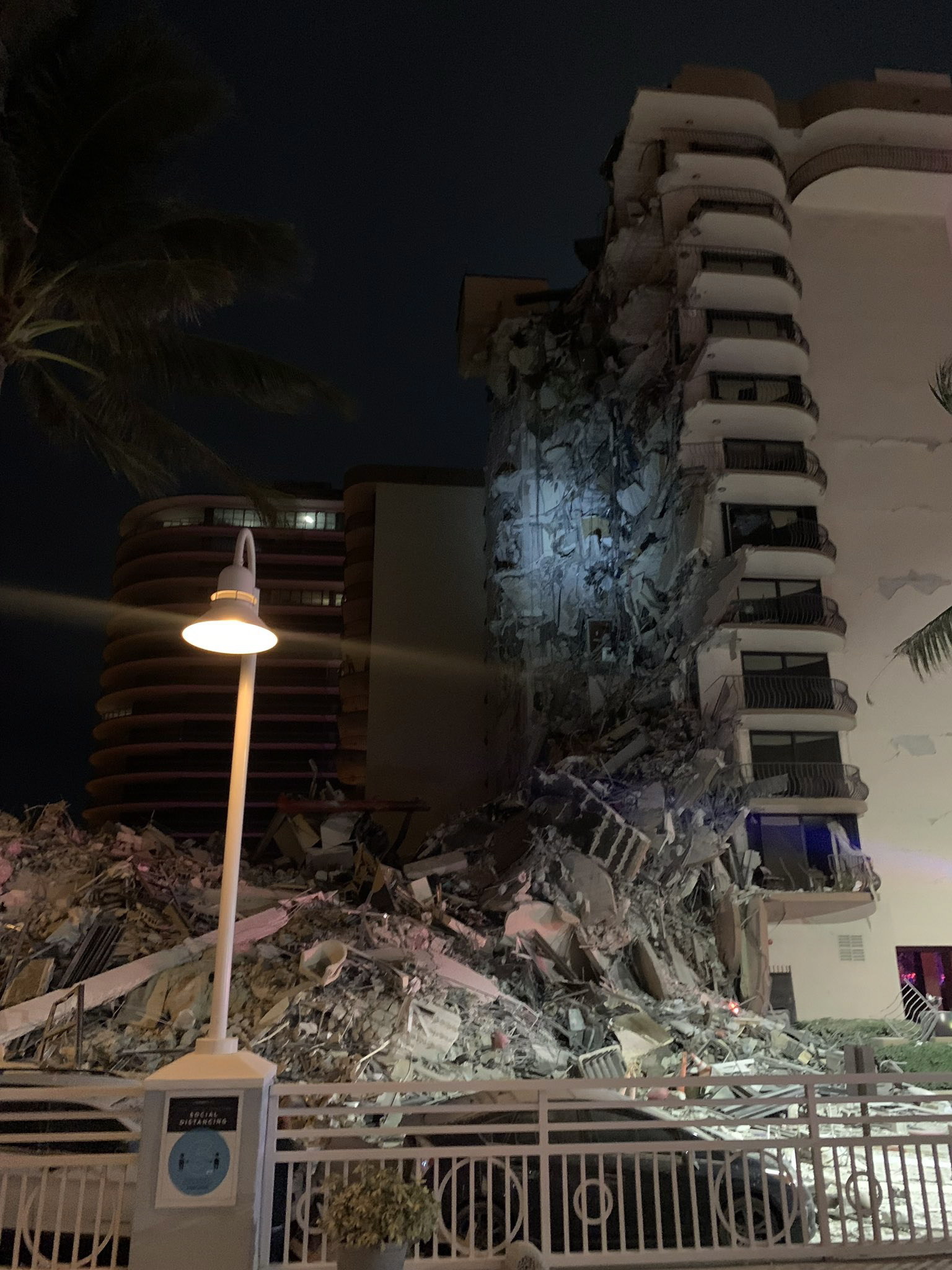 Miami pone en marcha una gran operación de rescate tras el derrumbe de un edificio de apartamentos