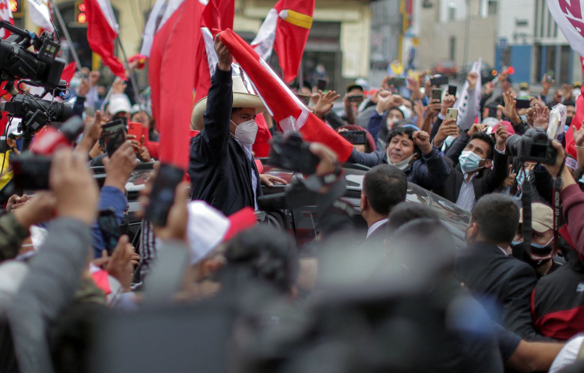 Un escrutinio agónico deja la presidencia de Perú en el aire