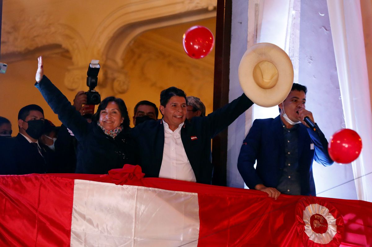 El tribunal electoral peruano proclama presidente a Pedro Castillo y Keiko Fujimori admite el resultado