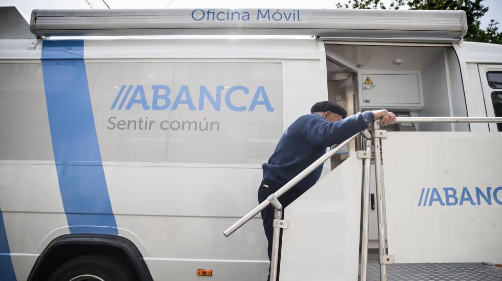 1,3 millones de personas están en situación vulnerable en el acceso al efectivo tras los cierres de oficinas bancarias