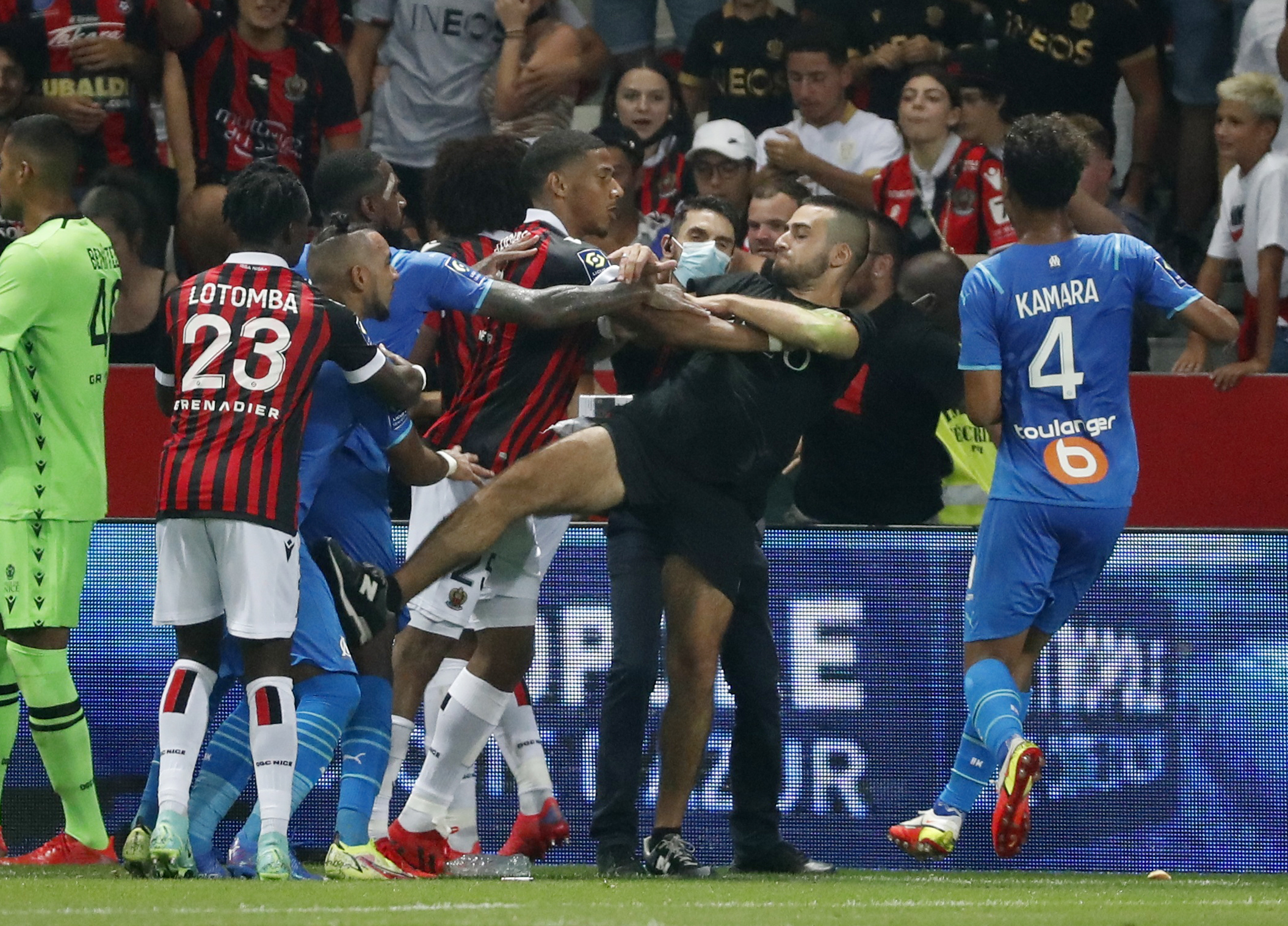 Aficionados del Niza saltan al campo para agredir a los jugadores del Marsella