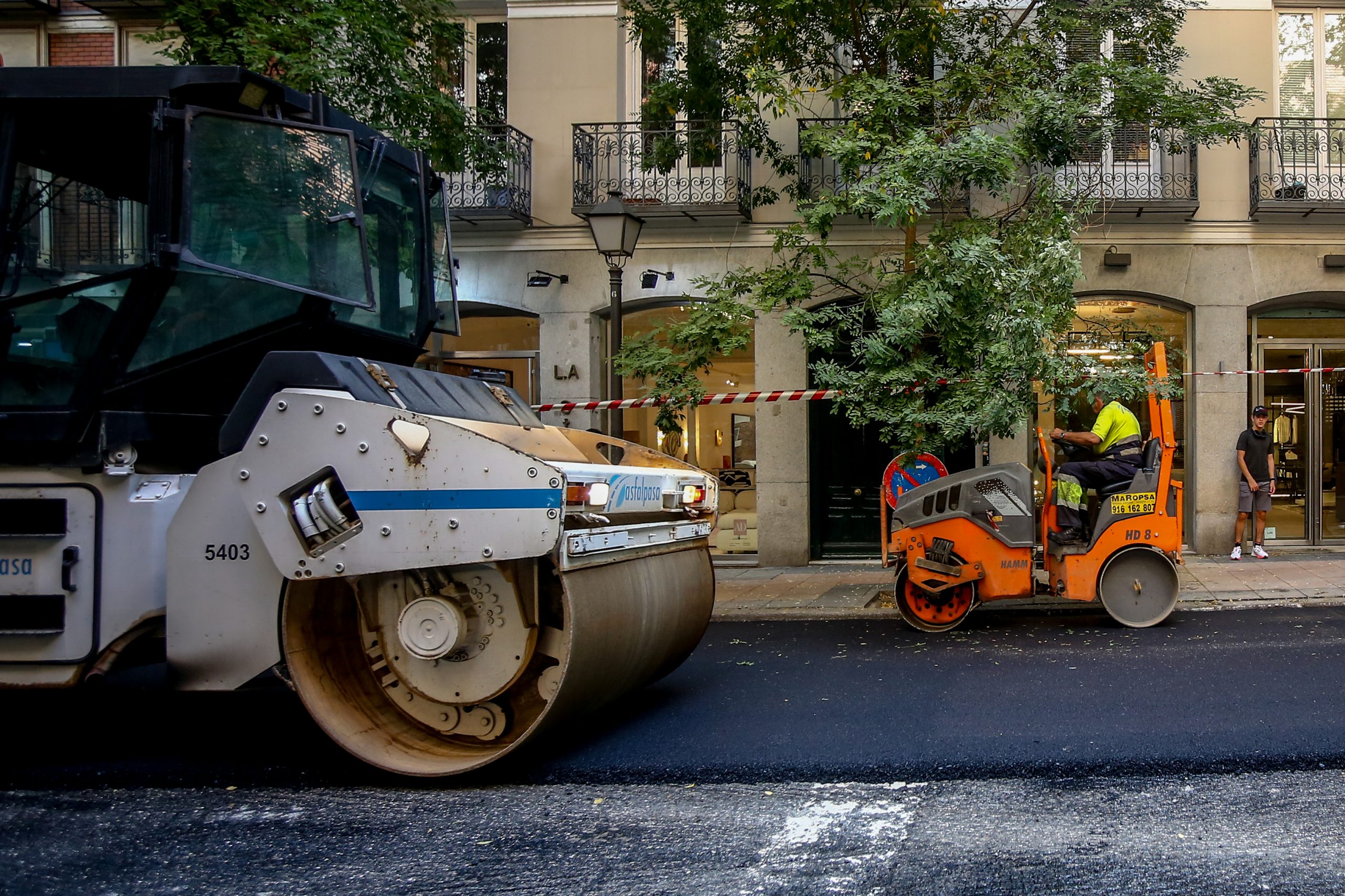 La CNMC multa con 61 millones a 12 empresas por repartirse los contratos de carreteras “en reuniones para tomar café”