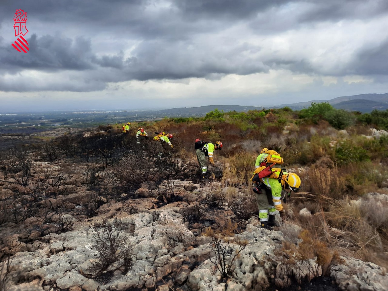 Los bomberos dan por controlado el incendio del interior de Valencia y los desalojados vuelven a sus casas