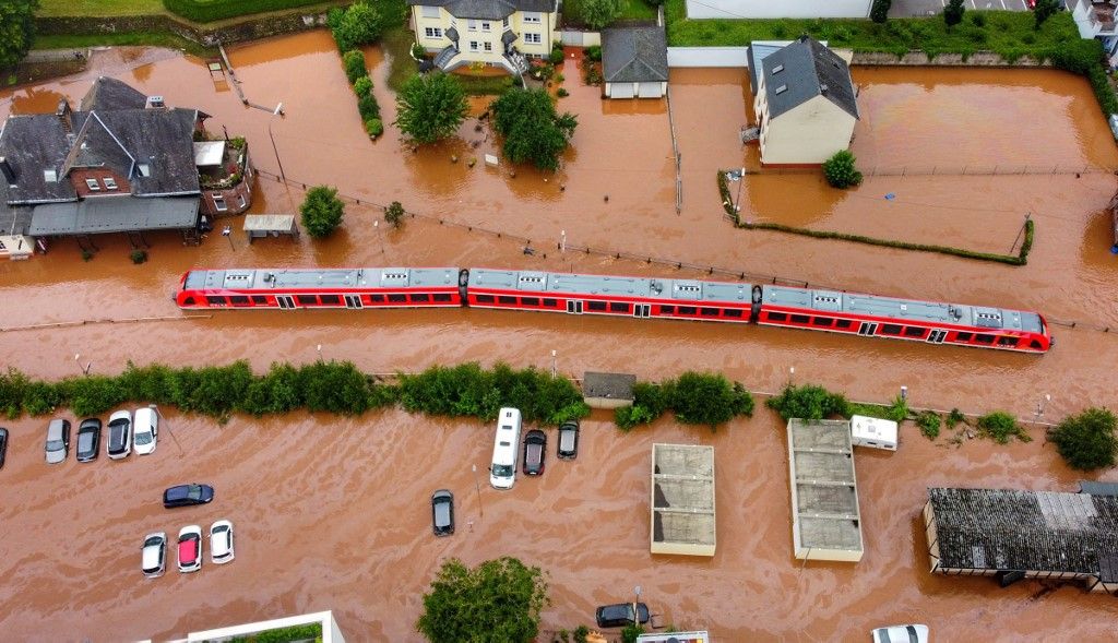 des victimes et disparus après un glissement de terrain consécutif aux crues