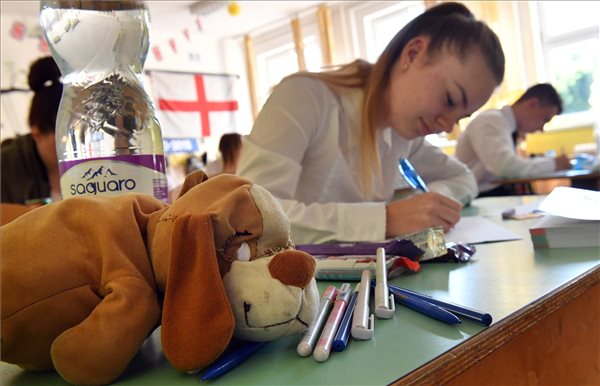 Az angol vizsgákkal folytatódtak az írásbeli érettségik