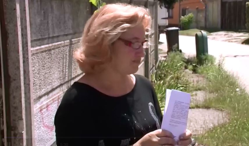 Rendőrök és gyámügyisek vitték el a két fiát a MOM-tűzben meghalt kislány anyjától-