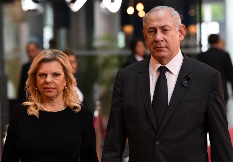 Israels Ministerpräsident Benjamin Netanjahu (r) und seine Frau Sara nehmen am 01.07.2017 am europäischen Trauerakt für den verstorbenen Altkanzler Helmut Kohl im EU-Parlament in Straßburg teil. Kohl war am 16.06.2017 im Alter von 87 Jahren gestorben. Der Kanzler der Deutschen Einheit war 16 Jahre im Amt. Foto: Marijan Murat/dpa