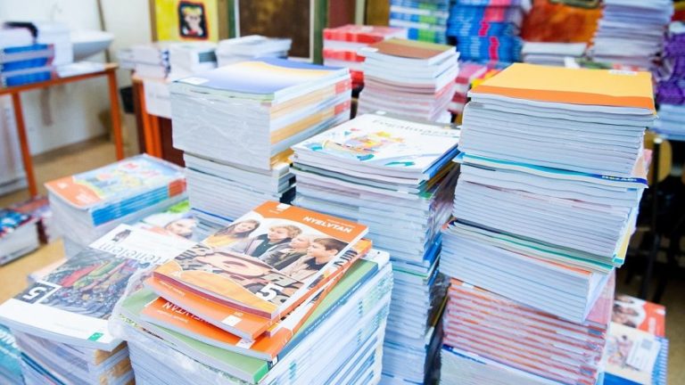 Rétvári Bence: 2020-tól a köznevelésben minden diák ingyen kap tankönyvet