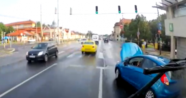 Teljesen őrült módon, hosszú percekig szívatta a buszsofőrt egy budapesti autós