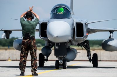 Több mint 40 éles riasztást kaptak már a magyar Gripenek a balti légtérben