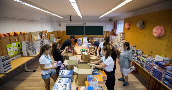 A Magyar Posta szerint a tankönyvek határidőre megérkeztek az iskolákba