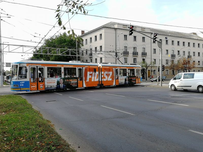 A nap képe: Fidesz-villamos szállítja a debrecenieket