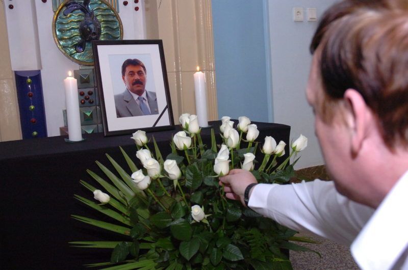 Pécs, 2010. május 10.
Fehér rózsacsokorral, gyertyákkal emlékeznek a pécsi Városháza épületének elõcsarnokában. Elhunyt Toller László volt szocialista országgyûlési képviselõre. Az életének 60. évében járó politikust hajnalban a szigetvári kórházban érte a halál, ahova hetekkel ezelõtt vitték be, miután állapota rosszabbodott. Pécs volt polgármestere 2006-ban autóbalesetet szenvedett, azóta éberkómában volt.
MTI Fotó: -