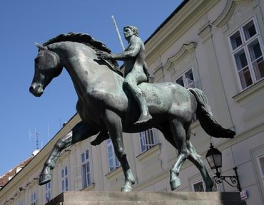 Itthon: Feladta magát a fehérvári szobrot megrongáló fiatal