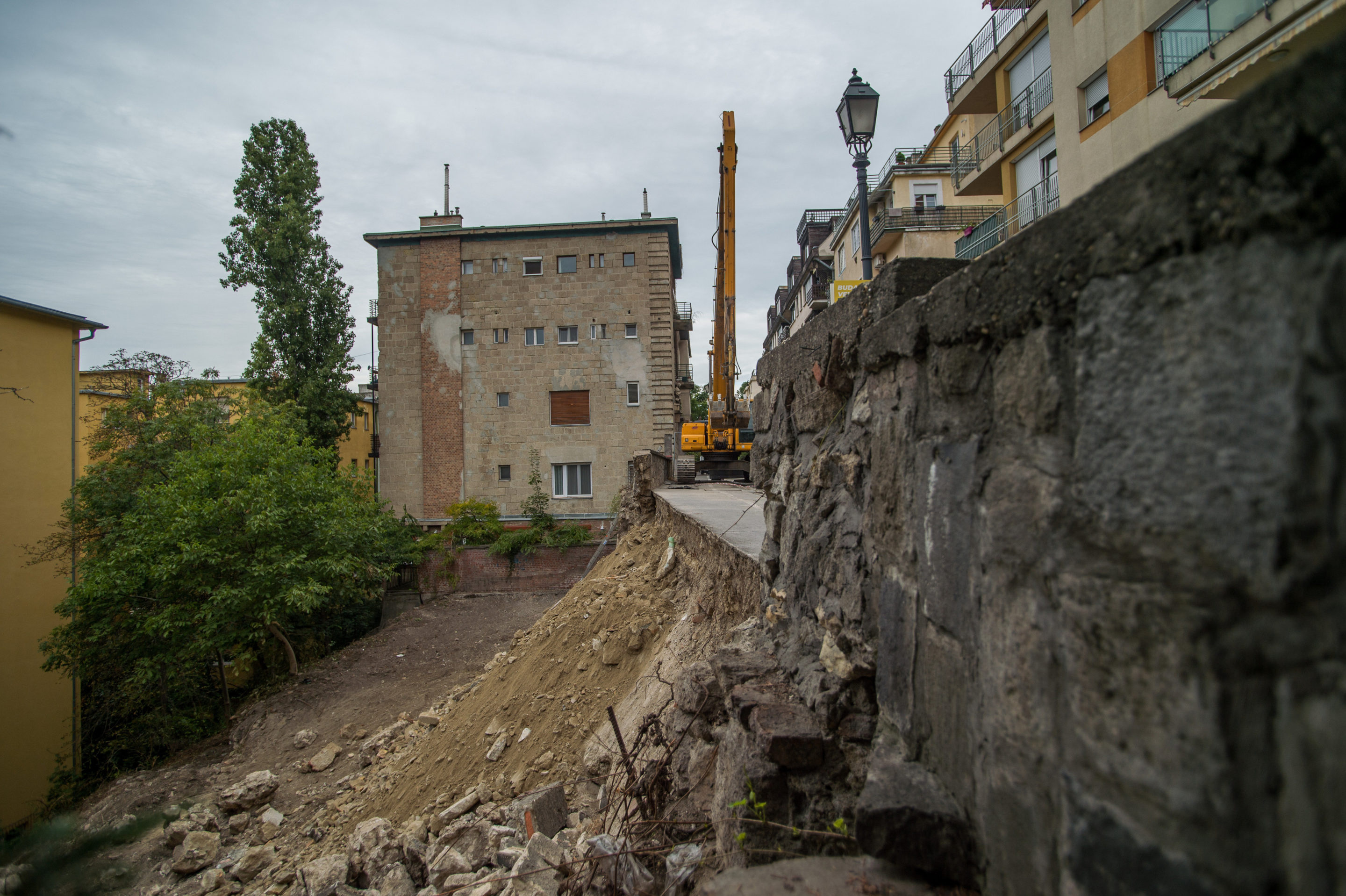 Leomlott a támfal | Lokál